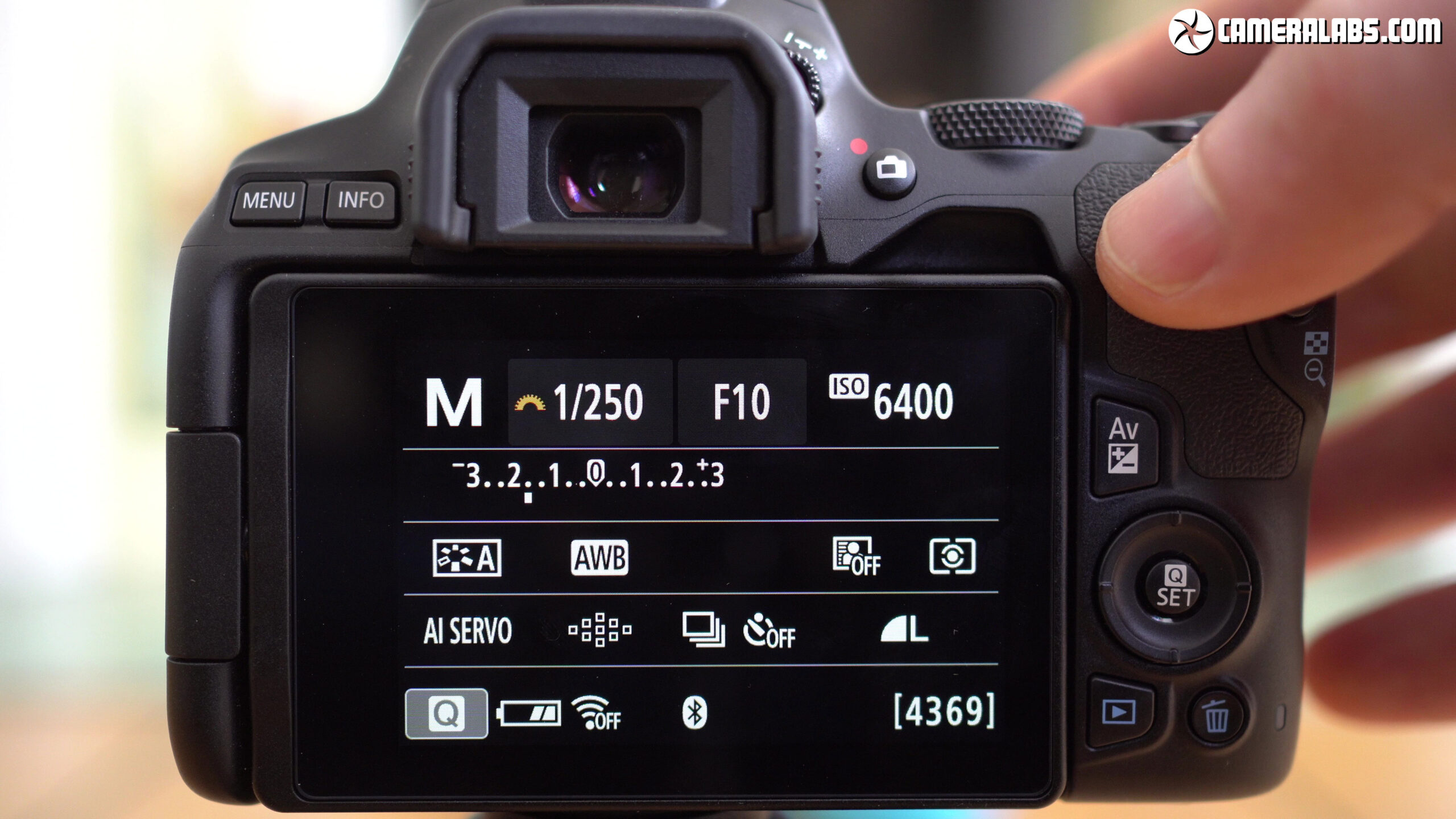 نمای پشت و منوی Canon EOS 250D