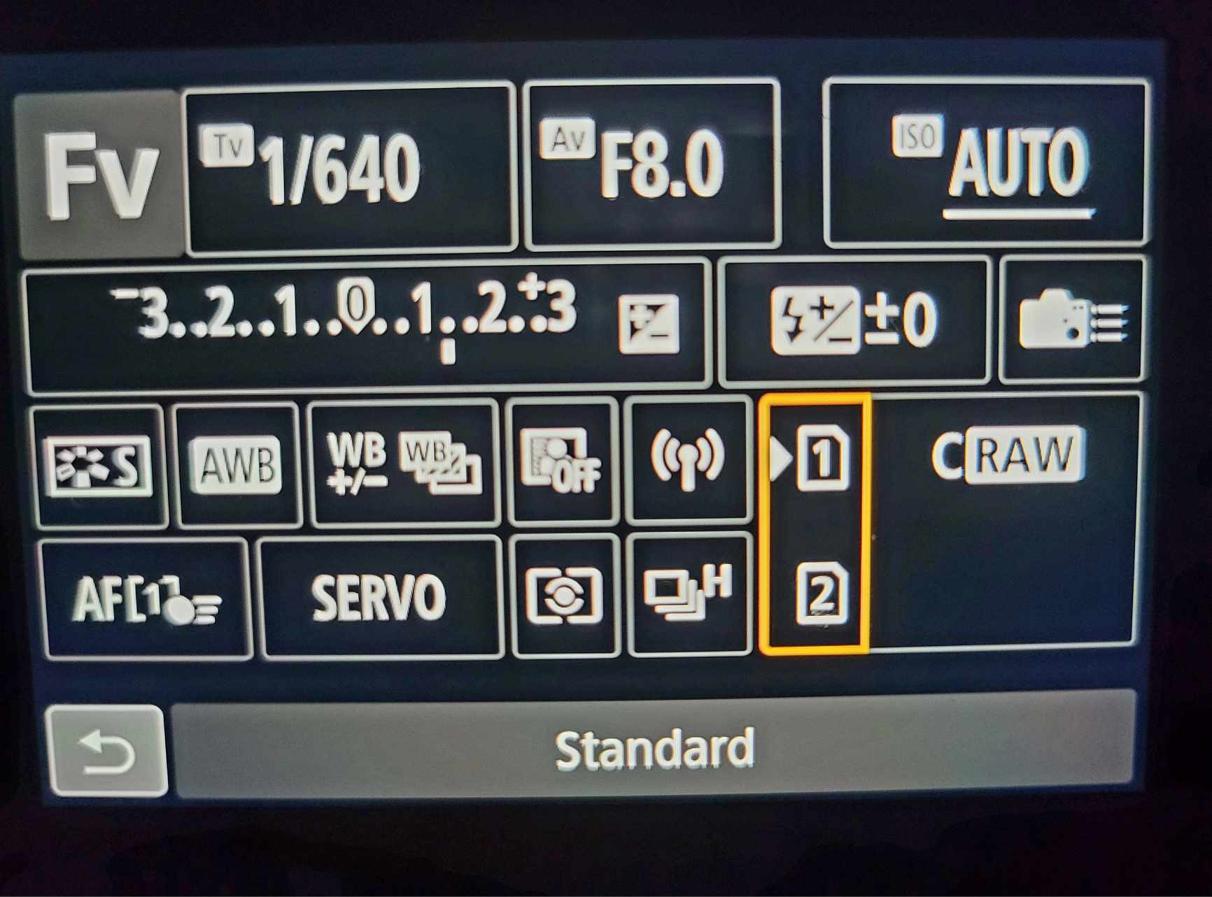 نمای پشت و منوی سریع Canon EOS R7